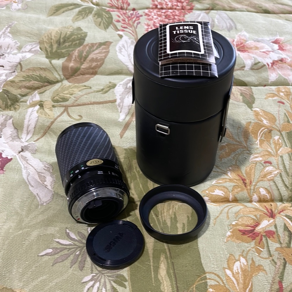 VINTAGE SIGMA ZOOM-a 35MM LENS WITH CASE MULTI-COATED 35-135mm